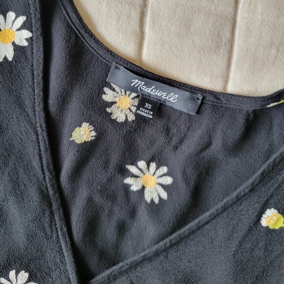 Madewell sash-tie wrap top in lazy daisies - Picture 3 of 5